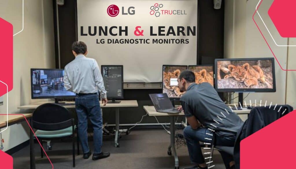 Técnicos de LG preparando monitores diagnósticos en el Lunch and Learn de Westmead Hospital