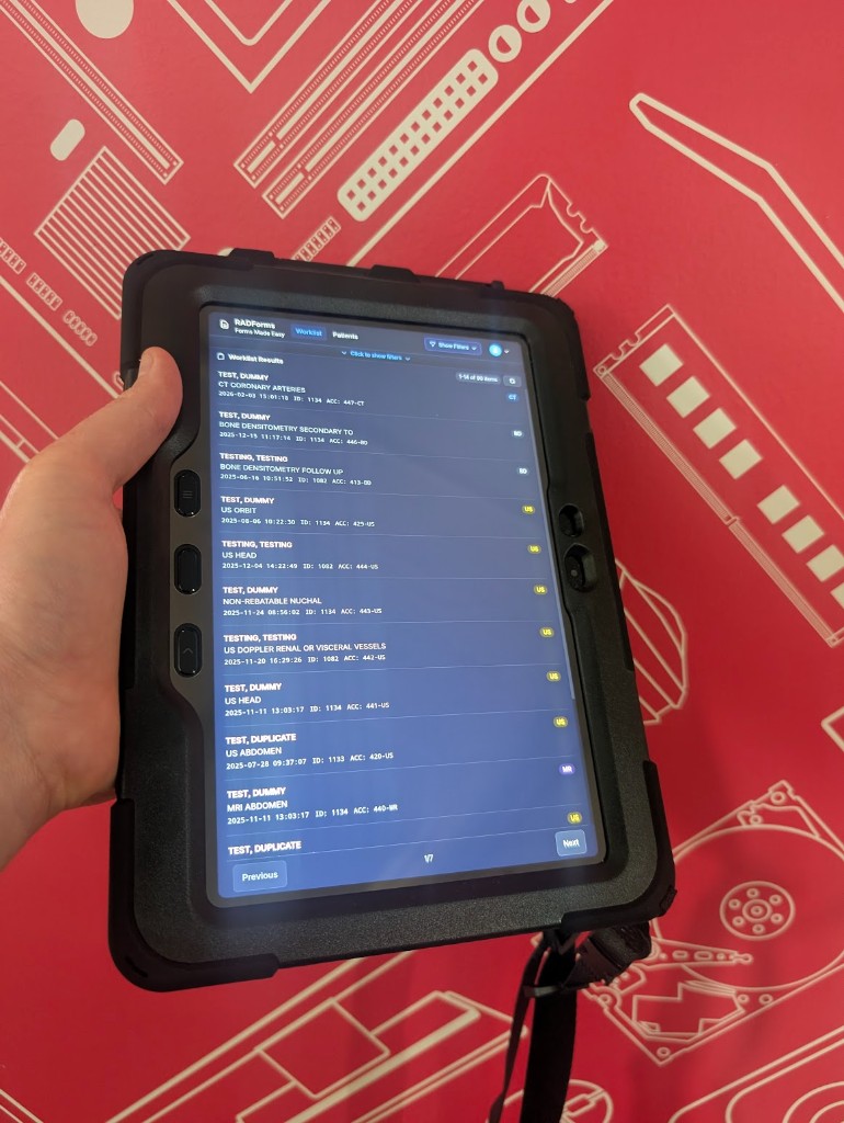 Modality Worklist de RadForms en una tablet rugged con estudios de TC, ecografía, resonancia y densitometría ósea
