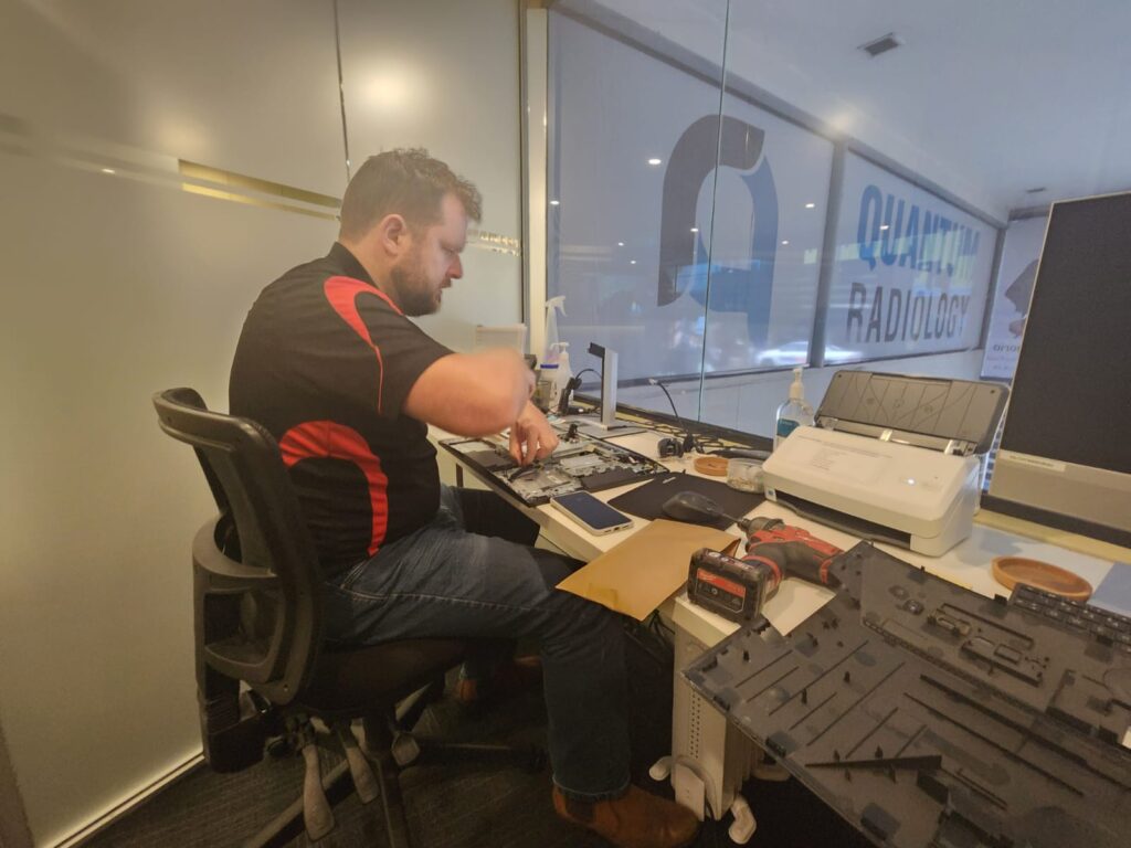 Trucell IT Expert is preparing the HP All-in-one for the upgrade